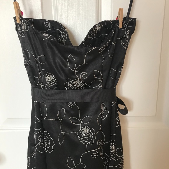 WHITE HOUSE BLACK MARKET Floral Embroidered Dress - Picture 5 of 8